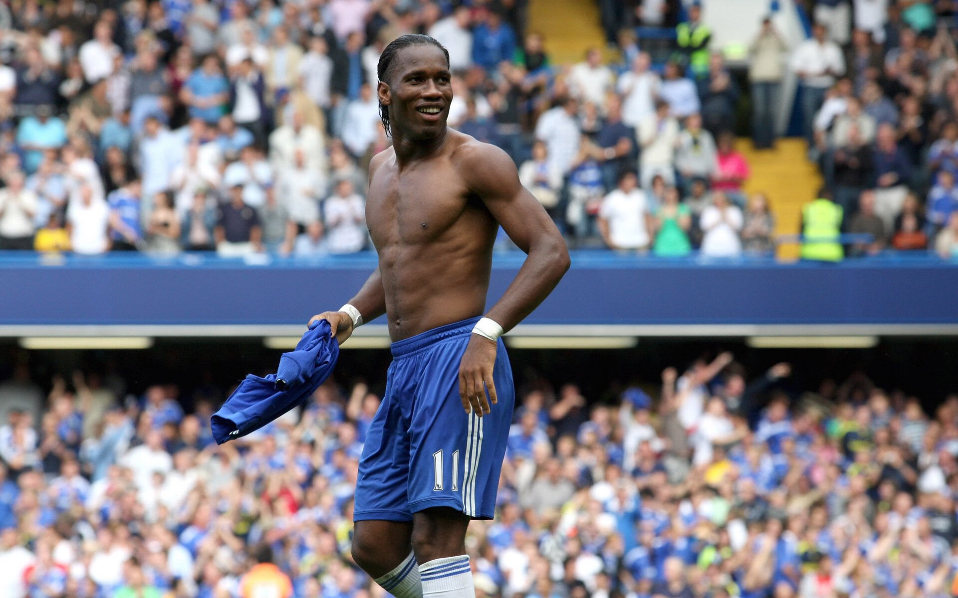 克瓦拉茨赫利亚爆发之夜,拜仁全面压制巴萨的战术解析