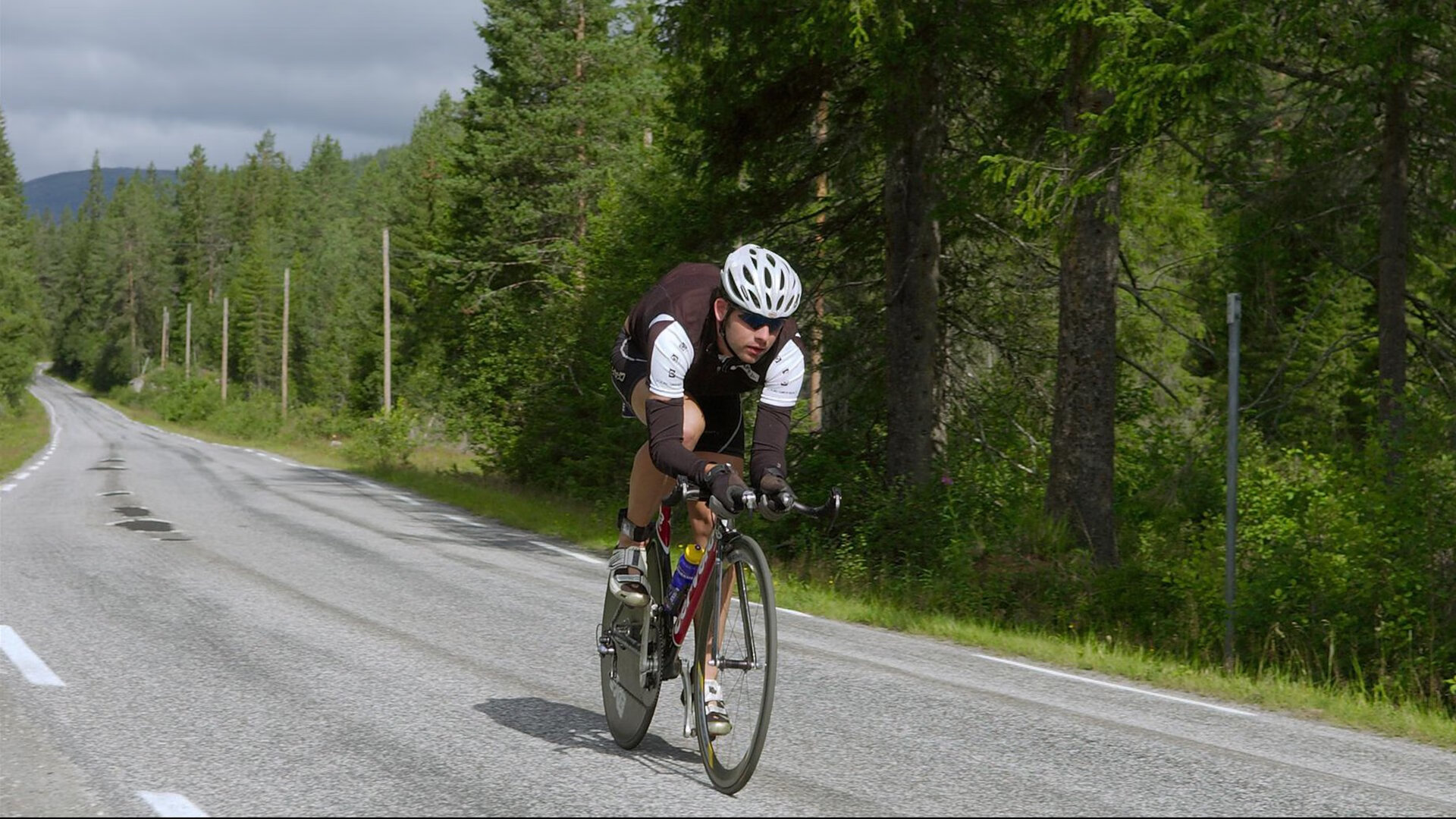 赛道之外的引擎轰鸣,霍勒迪在F1新赛季揭幕战之夜的存在感风暴